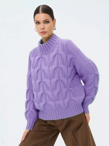 Maglione lavanda in maglia a trecce con maniche a sbuffo e collo alto per autunno