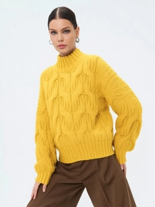 Maglione giallo in maglia a trecce con maniche a sbuffo e polsini a coste