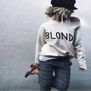 Pull en maille beige chic à col rond avec broderie BLOND et épaules tombantes élégantes