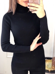 Pull à col roulé noir ajusté pour femme avec manches longues élastiques et texture côtelée