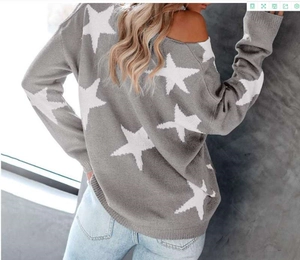 Détail du motif jacquard étoile sur un pull en maille gris ample avec col en V et manches