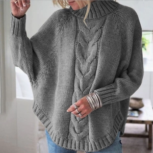 Pull oversize gris en maille torsadée avec col roulé et manches chauve-souris