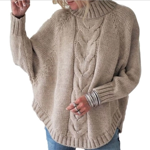 Pull à col roulé oversize avoine avec tricot torsadé classique et manches chauve-souris