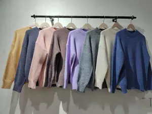 Présentation de pulls en maille à col rond et manches longues en plusieurs couleurs