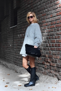 Détail d'un pull en maille mohair gris foncé surdimensionné avec une texture douce et moelleuse