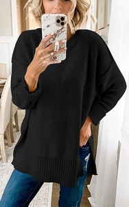 Detailansicht eines schwarzen Oversize-Strickpullovers mit Seitenschlitz und Rippstrick