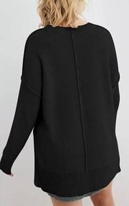 Detailansicht eines schwarzen Strickpullovers mit vertikaler Rückennaht und Rippstrick