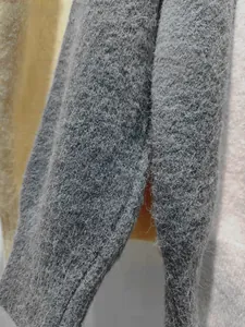 Détail de la maille grise foncée montrant la texture douce de la laine mohair