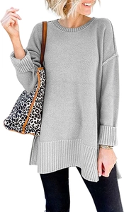 Detailansicht grauer Oversize-Strickpullover mit grobem Rippmuster an Ärmeln und Saum