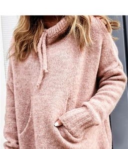 Detailed texture of dusty pink knit hoodie with drawstring collar and kangaroo pocket