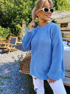 Maglione blu a maglia grossa con scollo rotondo e trama a nido d'ape all'aperto