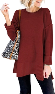 Detailansicht weinroter Oversize-Strickpullover mit Seitenschlitzen und Rippbündchen