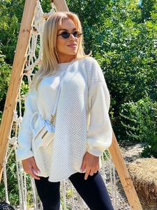 Dettaglio maglione bianco oversize a maglia larga con scollo rotondo e texture