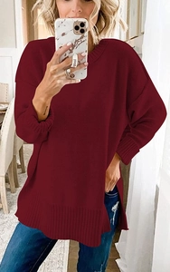 Dunkelroter Oversize-Strickpullover mit klassischem Rundhalsausschnitt und Seitenschlitzen