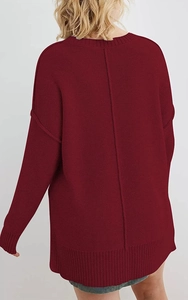 Detailansicht der vertikalen Rückennaht und des Rippsaums am burgunderroten Oversize-Pullover