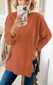 Detailansicht orangefarbener Oversized-Strickpullover mit Rippbündchen und Seitenschlitz