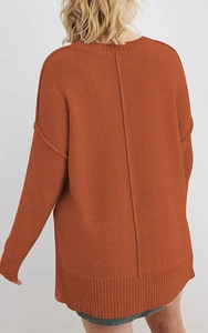 Detailansicht eines brennend orangefarbenen Strickpullovers mit vertikaler Rückennaht