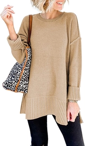 Detailansicht des khakifarbenen Strickpullovers mit Rundhalsausschnitt und Seitenschlitz