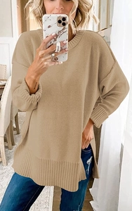 Detail eines khakifarbenen Oversize-Strickpullovers mit Rundhalsausschnitt und Seitenschlitz