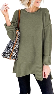 Details der Strickstruktur des olivgrünen Oversize-Pullovers mit breiten Rippstrickbündchen
