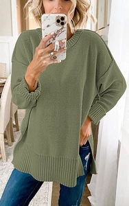 Detailansicht des armee-grünen Strickpullovers mit Rippbündchen und Seitenschlitzen
