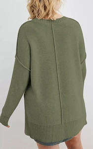 Detailansicht eines salbeigrünen Strickpullovers mit Rückennaht und Rippbündchen