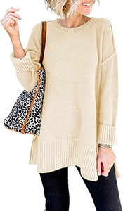 Detailansicht beige Strickpullover mit Seitenschlitz am Saum und Rippstrickbündchen