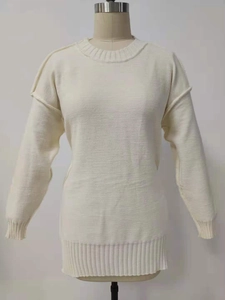 Detailansicht des cremefarbenen Strickpullovers mit Rundhalsausschnitt und Rippbündchen