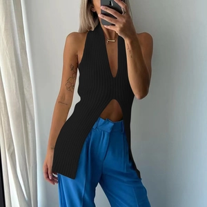 Gilet in maglia a costine nero senza maniche con scollo a V profondo e spacco frontale
