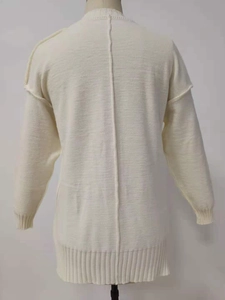 Detailansicht der Rückseite des cremefarbenen Strickpullovers mit vertikaler Naht