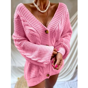 Gros plan du cardigan en maille torsadée rose avec boutons vintage et texture tissée