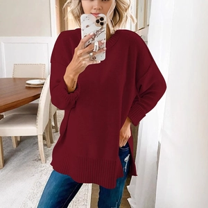 Damen Strickpullover in Weinrot mit Rundhalsausschnitt, überschnittenen Schultern und Seitenschlitzen