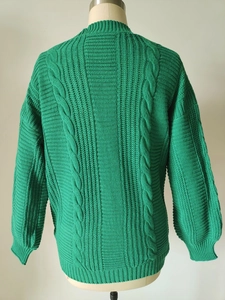 Détail de la maille torsadée vert herbe et des poignets côtelés au dos du pull vintage