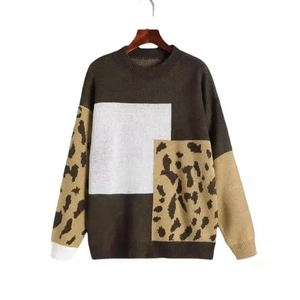 Loose knit leopard patchwork crewneck sweater with long sleeves in casual style