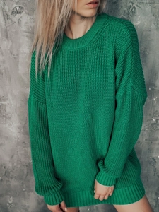Detailed view of the chunky emerald green knit sweater with ribbed cuffs and neckline
