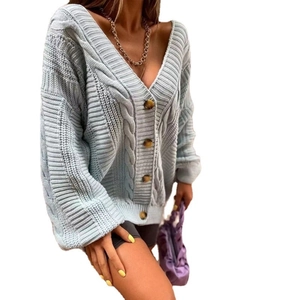 Cardigan en maille torsadée bleu clair pour femme avec col en V et boutons marron