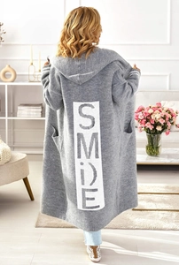 Dettaglio del cardigan lungo grigio con stampa SMILE e polsini a righe eleganti
