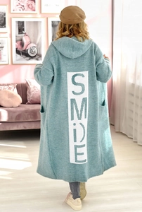 Dettaglio della stampa Smile e della trama a maglia sul retro del cardigan azzurro