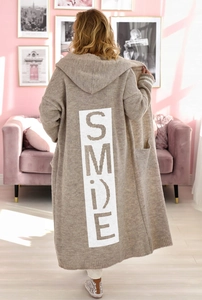 Vista posteriore di un lungo cardigan in maglia beige con cappuccio e scritta SMILE
