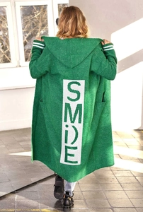 Vista posteriore del cardigan verde con stampa SMILE e strisce bianche sulle maniche
