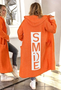Vista posteriore di un cardigan lungo in maglia arancione con motivo del logo Smile