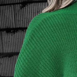 Gros plan du cardigan en maille épaisse vert vif avec motifs de tricot côtelé détaillés