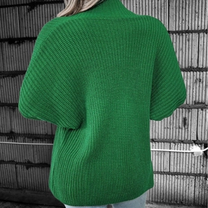 Vue arrière d'un cardigan en maille verte avec texture épaisse et manches chauve-souris