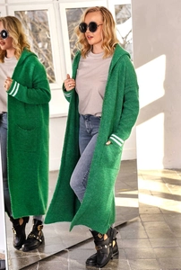 Dettaglio di un cardigan in maglia verde oversize con cappuccio e polsini a righe