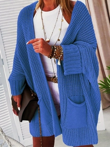 Detail der blauen Oversize-Grobstrickjacke mit großen Taschen und gerippten Bündchen
