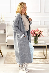 Dettaglio del cardigan grigio con cappuccio, polsini a righe e ampie tasche applicate
