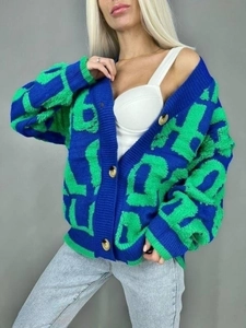 Détail du cardigan en maille bleu marine avec jacquard de lettres vertes et boutons