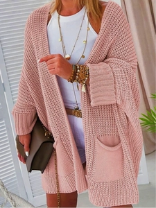 Detailaufnahme der rosa grob gestrickten Strickjacke mit Taschen und lockerer Passform