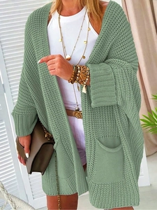 Detailansicht der salbeigrünen Grobstrickjacke mit Tasche und gerippter Textur