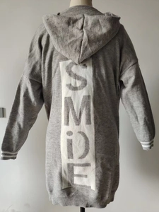 Dettaglio del retro del cardigan in maglia grigia con stampa grafica SMILE verticale